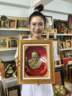 งานนูนต่ำ หลวงปู่ทวด ขนาด 10*12 นิ้ว ประดับบน กำมะหยี่แดง พร้อมกรอบสีทองฝ้ายขาวทรงคุณค่า ของขวัญ ของขวัญปีใหม่ ของขวัญมงคล ของที่ระลึกมอบผู้ใหญ่ ของขวัญเปิดร้าน ของขวัญขึ้นบ้านใหม่ โอกาสสำคัญต่างๆ