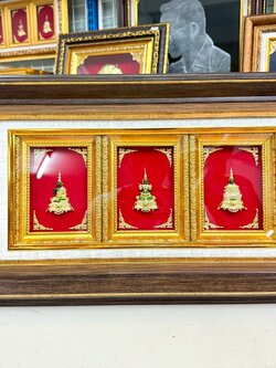 ✨ชุดพระแก้วมรกต 3 ฤดู (องค์พระเล็ก) ขนาด 12*19.5 นิ้ว พร้อมกรอบไม้เรียบสีเข้ม ของขวัญ ของขวัญมงคล ของขวัญปีใหม่ ของที่ระลึกมอบผู้ใหญ่ ของขวัญเปิดร้าน ของเเต่งบ้านมงคล ของขวัญขึ้นบ้านใหม่ โอกาสสำคัญต่าง ๆ เสริมสิริมงคล สำเนา