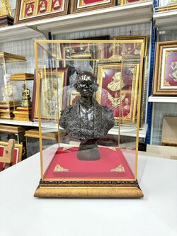 รูปหล่อ ในหลวง รัชกาลที่ ๙ พร้อมตู้กระจก ขนาด 11.5*11.5 นิ้ว สูง 16 นิ้ว งดงาม ทรงคุณค่า ของขวัญ ของขวัญมงคล ของขวัญปีใหม่ ของที่ระลึกมอบผู้ใหญ่ ของขวัญเปิดร้าน ของเเต่งบ้านมงคล ของขวัญขึ้นบ้านใหม่ โอกาสสำคัญต่าง ๆ เสริมสิริมงคล สำเนา