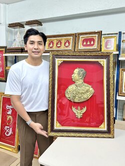 ภาพนูนต่ำ พระพักตร์ ร.5 ทรงเครื่อง พญาครุฑ พร้อมกรอบ ทรงคุณค่า ขนาด 23*29 นิ้ว งดงาม ทรงคุณค่า ของขวัญ ของขวัญมงคล ของขวัญปีใหม่ ของที่ระลึกมอบผู้ใหญ่ ของขวัญเปิดร้าน ของเเต่งบ้านมงคล ของขวัญขึ้นบ้านใหม่ โอกาสสำคัญต่าง ๆ เสริมสิริมงคล