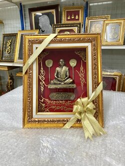 งานนูนต่ำ หลวงปู่เงิน ขนาด 10.5*12.5 นิ้ว ประดับบน กำมะหยี่แดง พร้อมกรอบสีทองฝ้ายขาวทรงคุณค่า ของขวัญ ของขวัญปีใหม่ ของขวัญมงคล ของที่ระลึกมอบผู้ใหญ่ ของขวัญเปิดร้าน ของขวัญขึ้นบ้านใหม่ โอกาสสำคัญต่างๆ