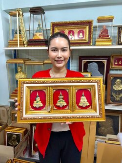 ✨ชุดพระแก้วมรกต 3 ฤดู (องค์พระใหญ่)✨ รุ่นใหม่ปี 2022 ขนาด 10*19 นิ้ว ซ้อนกรอบลายมังกรฝ้ายขาว ของขวัญเกษียณ ของขวัญปีใหม่ ของขวัญมงคล ของที่ระลึกมอบผู้ใหญ่ ของขวัญเปิดร้าน ของขวัญขึ้นบ้านใหม่ โอกาสสำคัญต่าง ๆ เสริมสิริมงคล บารมี
