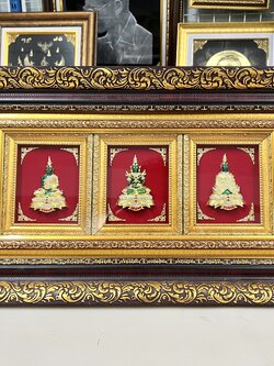 ✨ชุดพระแก้วมรกต 3 ฤดู (องค์พระใหญ่)✨ ขนาด 13*22 นิ้ว พร้อมกรอบซ้อนลายไทยสีเข้ม ของขวัญเกษียณ ของขวัญปีใหม่ ของขวัญมงคล ของที่ระลึกมอบผู้ใหญ่ ของขวัญเปิดร้าน ของขวัญขึ้นบ้านใหม่ โอกาสสำคัญต่าง ๆ เสริมสิริมงคล บารมี