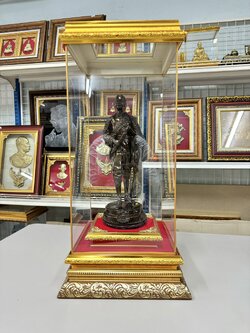 รูปหล่อ รัชกาลที่ 5 พร้อมตู้กระจก ขนาด 11*11 นิ้ว สูง 24 นิ้ว งดงาม ทรงคุณค่า ของขวัญ ของขวัญมงคล ของขวัญปีใหม่ ของที่ระลึกมอบผู้ใหญ่ ของขวัญเปิดร้าน ของเเต่งบ้านมงคล ของขวัญขึ้นบ้านใหม่ โอกาสสำคัญต่าง ๆ เสริมสิริมงคล สำเนา