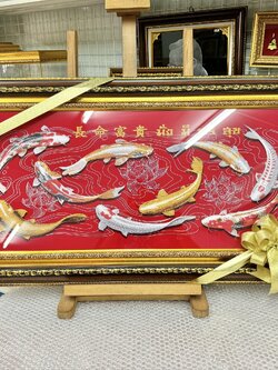 ผ้าพิมพ์ลาย ภาพปลา ว่ายวน "9ตัว" บนพื้นกำมะหยี่ แดง/ดำ พร้อมกรอบ ขนาด 19*35 นิ้ว ของขวัญ ของขวัญมงคล ของขวัญปีใหม่ ของที่ระลึกมอบผู้ใหญ่ ของขวัญเปิดร้าน ของเเต่งบ้านมงคล ของขวัญขึ้นบ้านใหม่ โอกาสสำคัญต่าง ๆ เสริมสิริมงคล