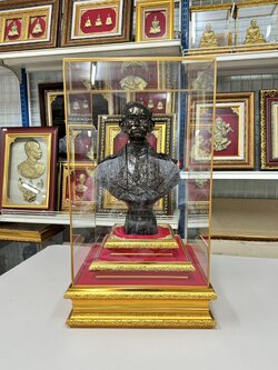 รูปหล่อ ในหลวง รัชกาลที่ ๙ พร้อมตู้กระจก เสริม 3 ชั้น ตู้กระจกขนาด 11*11 นิ้ว สูง 19 นิ้ว งดงาม ทรงคุณค่า ของขวัญ ของขวัญมงคล ของขวัญปีใหม่ ของที่ระลึกมอบผู้ใหญ่ ของขวัญเปิดร้าน ของเเต่งบ้านมงคล ของขวัญขึ้นบ้านใหม่ โอกาสสำคัญต่าง ๆ เสริมสิริมงคล